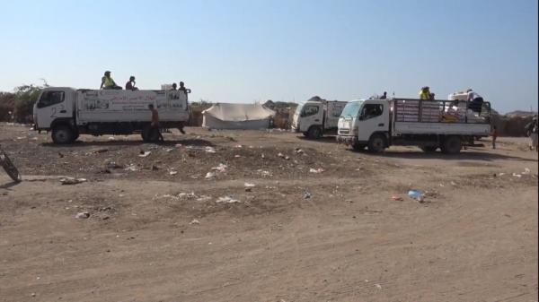 الهلال الإماراتي يواصل تقديم  المساعدات الإنسانية لنازحي مخيم العليلي بالخوخة