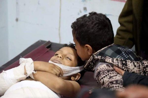 استشهاد وإصابة 4 مدنيين بقصف حوثي على سكني في مدينة تعز