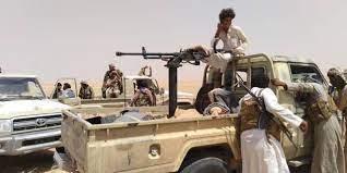 عصابة الحوثي تنهب شاحنة بن في الجوف 