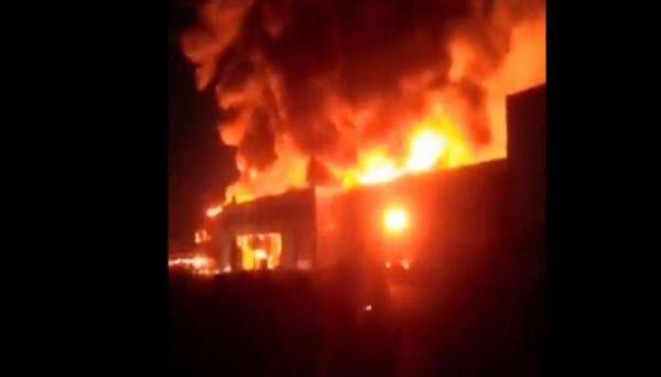النيران تلتهم مصنعاً قرب العاصمة الإيرانية طهران