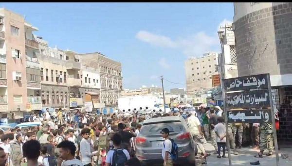تظاهرة شعبية حاشدة في عدن تطالب بتطبيق حد القصاص بحق قاتل طفلة قاصر