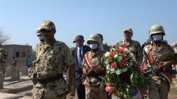 اللواء القوسي يضع إكليلا من الزهور على قبر شهداء ثورة الثاني من ديسمبر المباركة