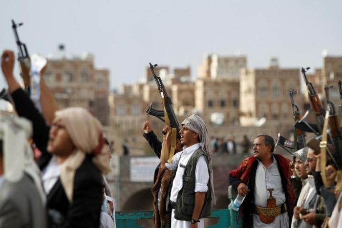 الحوثي يحظر سلع دول داعمة لإسرائيل وقياداتها تشتريها بربع القيمة بهدف الاحتكار