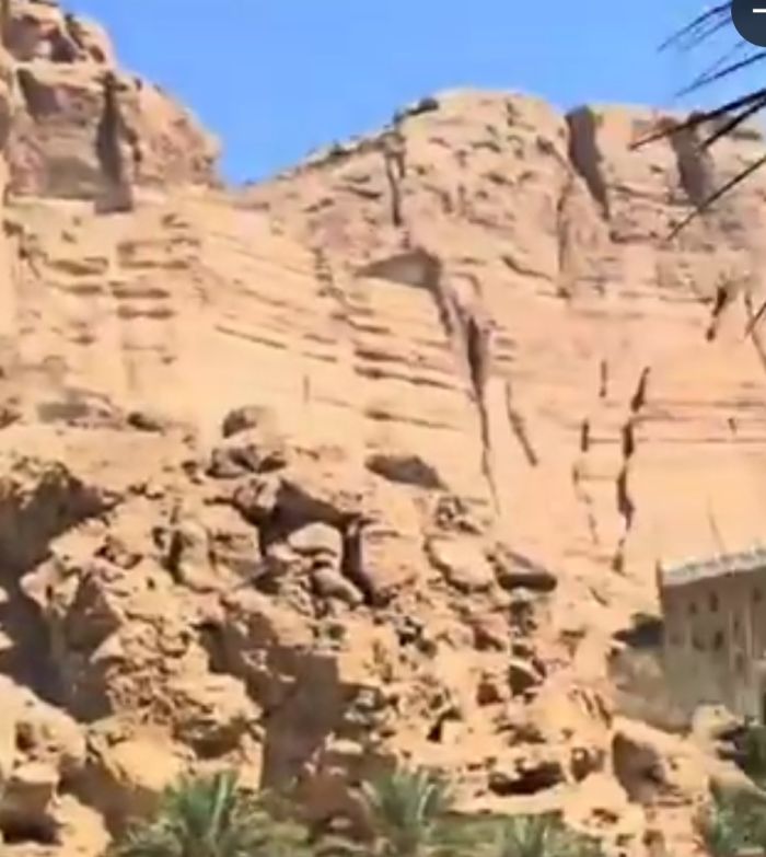 وسط نزوح الأهالي .. انهيارات صخرية في أحد حصون وادي دوعن بحضرموت ...