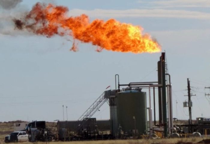 النفط يصعد مدعوما ببيانات عن انخفاض كبير في مخزونات الخام الأمريكية