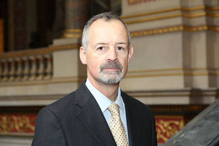 السفير  البريطاني "براون" يهاجم الحوثيين ويصفهم بـ"طغاة ولصوصر"
