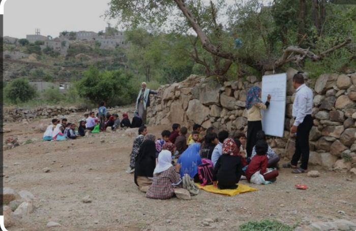  يوم المعلم.. محطة سنوية تُذكر بمعاناة المعلمين في مناطق عصابة الحوثي.. اليوم العالمي للمعلم .. معاناة المعلم اليمني بين انقطاع الرواتب والنزوح