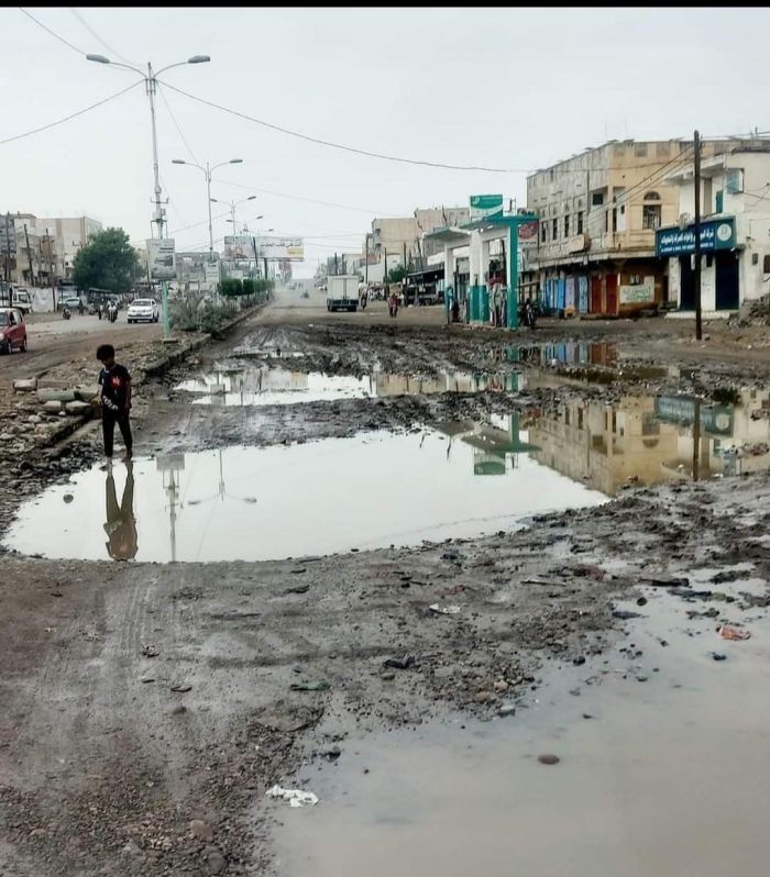  الحديدة .. سائقو الشاحنات يعانون من حفريات الطرق و الحوثي يكتفي بفرض الجبايات ونهبها