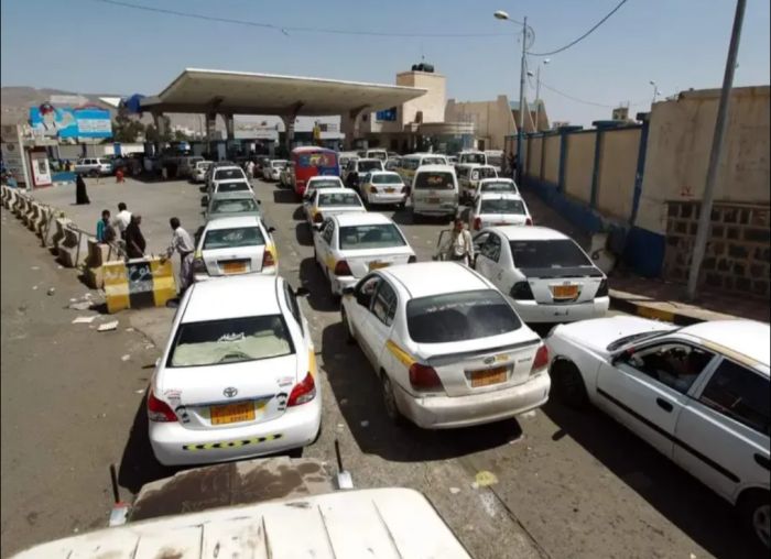  ازمة وقود خانقة بمناطق الحوثي في الحديدة