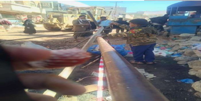  توقف رصف شارع عام في التربة بعد حادث دهس امرأة بجرافة المشروع