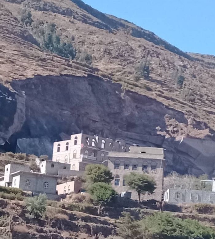  نجاة عشرات العمال من انهيار صخري في إب