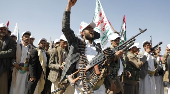 مسلحو الحوثي يقتحمون شقة سكنية في صنعاء ويختطفون عدداً من المواطنين