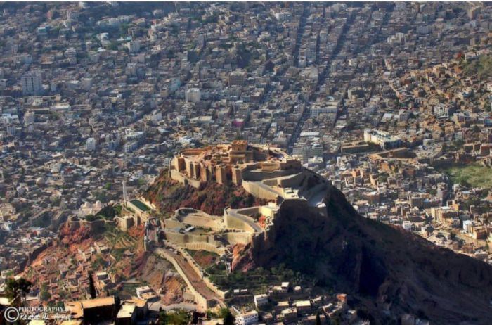  جبايات مؤسسة المياه تثير غضب أصحاب المحلات في حارة الأجينات بتعز