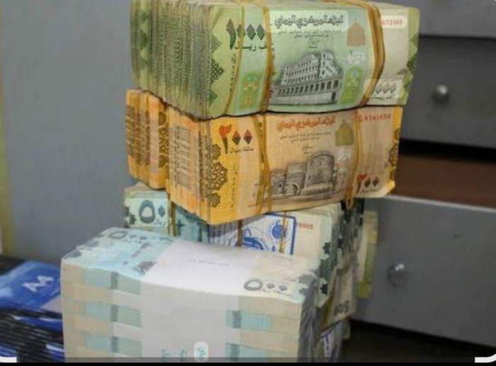  اتهامات للصرافين باحتجاز العملة الوطنية وغياب مركزي عدن عن ضبط المضاربين بالعملة